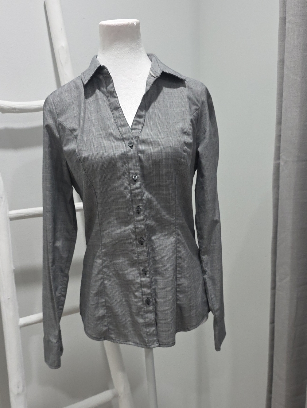 Women's Tailored Gray Button-Up Shirt - Classic Collared Top